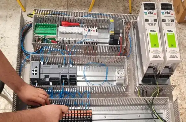 Gabinete eléctrico con PLCs y variadores utilizado para control de procesos industriales automatizados.