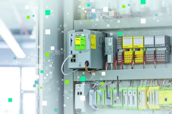 Gabinete eléctrico con PLC y módulos de control para optimizar consumo energético en plantas industriales.