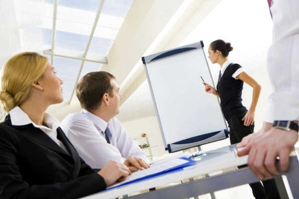 Equipo de profesionales trabajando con herramientas avanzadas para establecer procesos de mejora continua en la industria.