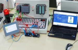 Simulación de programación en PLC con panel HMI y laptop para mejorar la eficiencia operativa en automatización industrial.