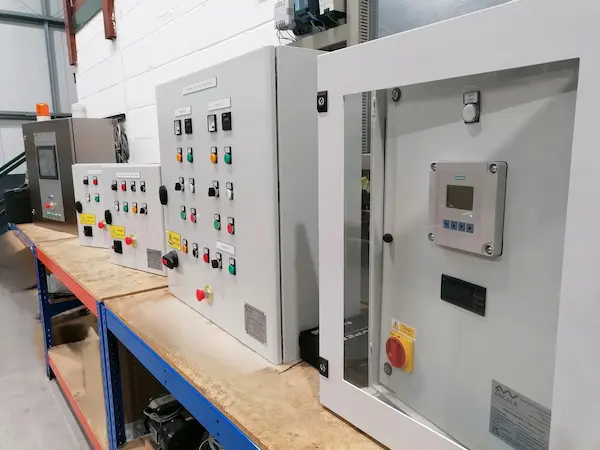 Importancia de elegir accesorios para gabinetes eléctricos