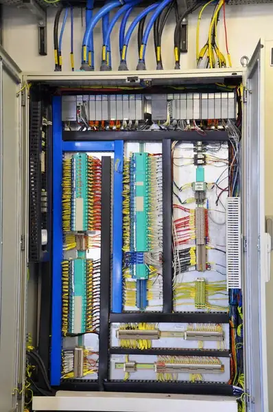 El ordenador industrial del PLC en funcionamiento